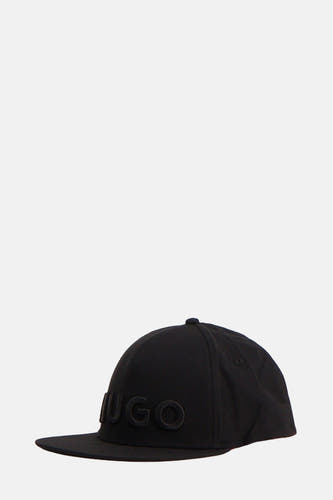 Chapeau noir HUGO, avec un grand logo de marque sur l'avant.