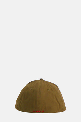Casquette verte HUGO, avec une texture lisse et un détail brodé rouge à l'arrière.