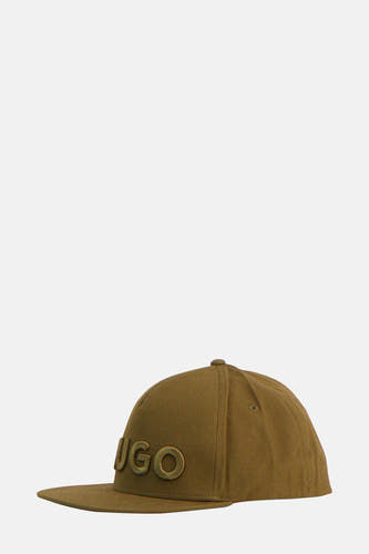 Casquette verte de HUGO, avec un grand logo sur l'avant.