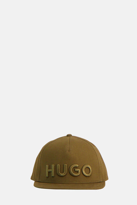 Casquette verte de HUGO, avec le logo de la marque en relief sur l'avant.