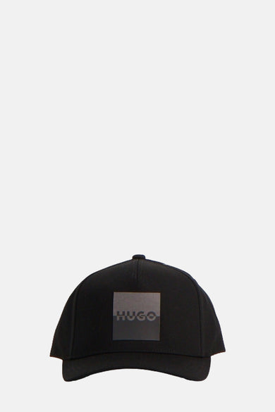 Zwarte HUGO-pet met logo.
