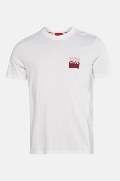 T-shirt blanc à manches courtes de HUGO, avec un logo carré sur la poitrine.