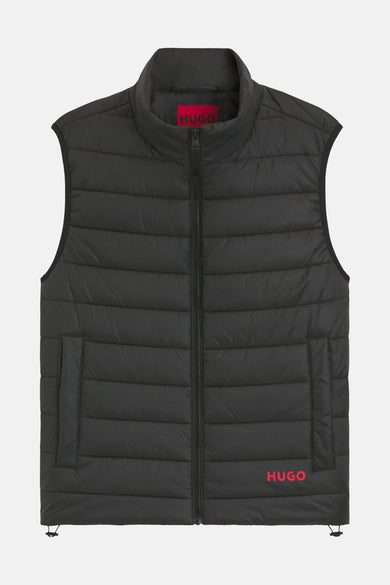 Zwarte gewatteerde bodywarmer met Hugo logo.
