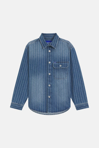 Chemise en jeans bleue de HUGO BLUE, avec une rayure blanche et une poche po poée.