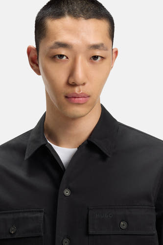 Chemise noire à manches longues de HUGO, avec col boutonné et poche poitrine avec logo.