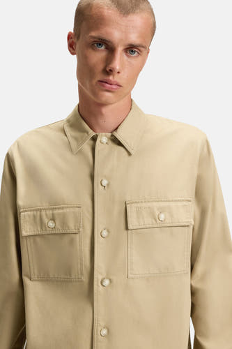 Beige hemd met lange mouwen van HUGO, met borstzakken en knoopsluiting.