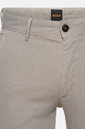 Ecru chino de HUGO BOSS ORANGE avec fermeture à boutons et passants.