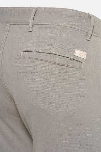 Ecru chino de HUGO BOSS, avec une poche arrière et des passants à la ceinture.
