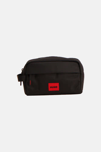 Trousse de toilette noire HUGO avec un petit accent rouge et une poignée sur le côté.