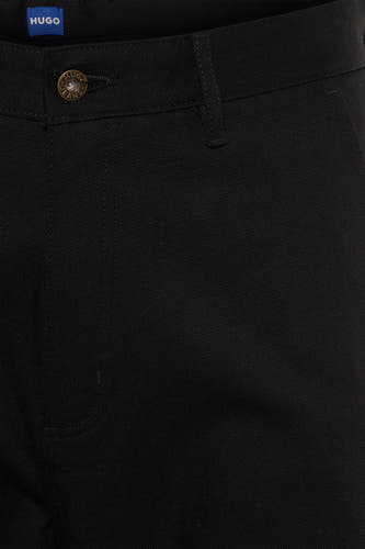 Pantalon noir de HUGO BLUE, avec logo de marque sur la boutonnière et une texture avec des détails subtils.
