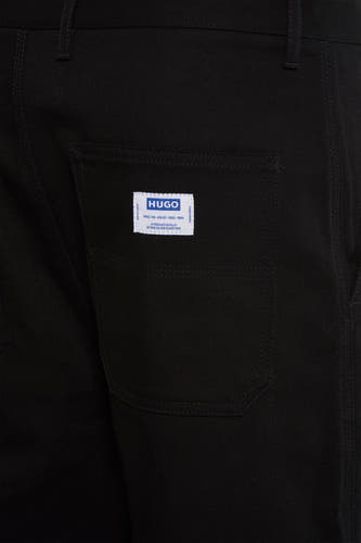 Pantalon noir de HUGO BLUE, avec un étiquette à l'intérieur de la poche arrière.