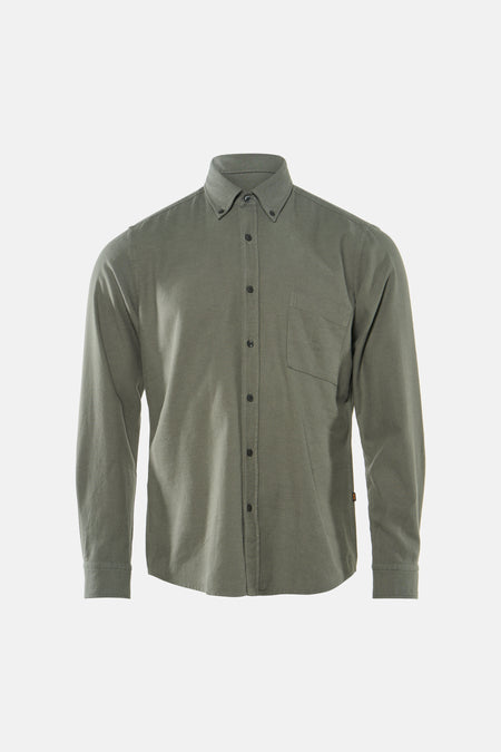 Chemise grise à manches longues de HUGO BOSS ORANGE, avec une poche poitrine et une fermeture boutonnée, gros plan.