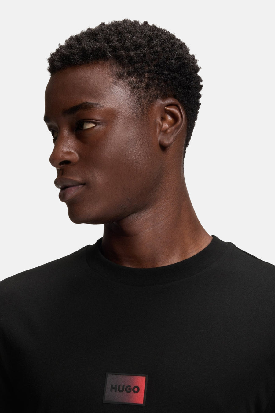 Zwart T-shirt met korte mouwen van HUGO, met een klein rood logo op de voorkant.