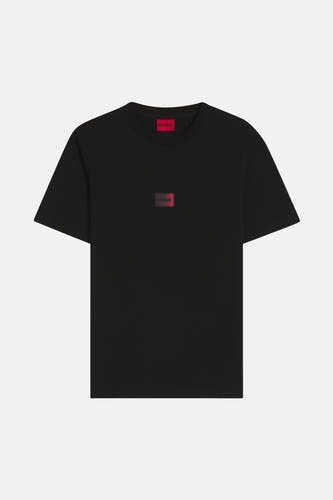 T-shirt noir à manches courtes de HUGO, avec un petit logo rouge sur la poitrine.