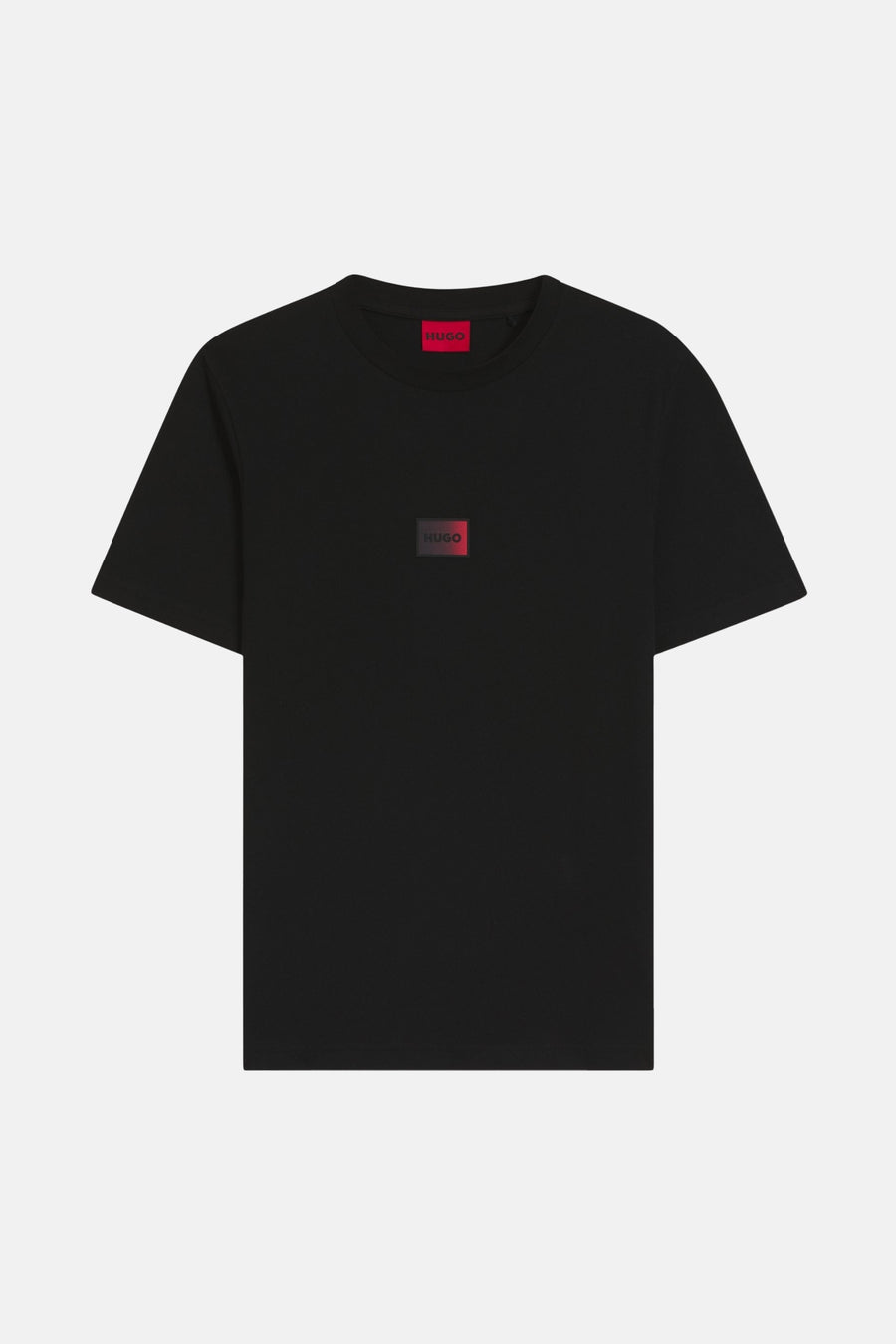 T-shirt noir à manches courtes de HUGO, avec un petit logo rouge sur la poitrine.