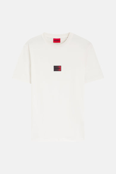 T-shirt blanc à manches courtes de HUGO avec un logo rouge carré sur la poitrine et une étiquette sur le col.