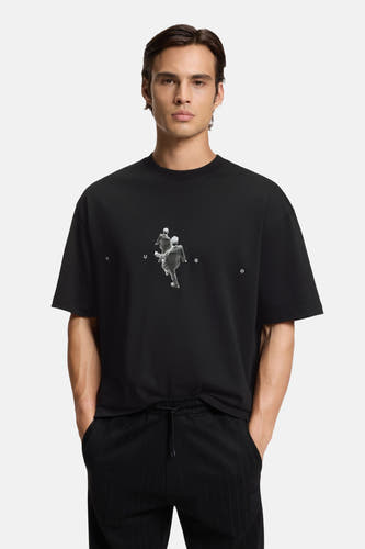 T-shirt noir à manches courtes de HUGO avec impression de deux personnes et logo HUGO.