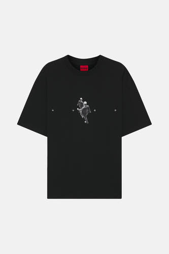 T-shirt noir à manches courtes de HUGO, avec une impression graphique de deux figures.