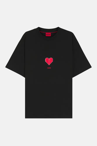 T-shirt à manches courtes noir de HUGO, avec un imprimé cœur rouge au centre et un texte rouge.