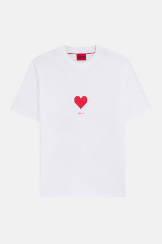 T-shirt blanc à manches courtes de HUGO, avec un motif de cœur rouge et le nom de la marque en bas.