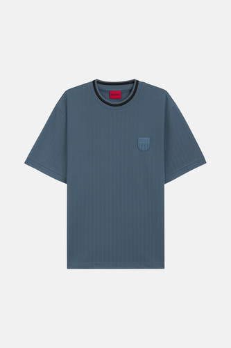 T-shirt bleu à manches courtes de HUGO, avec une structure côtelée et un logo de marque sur la poitrine.