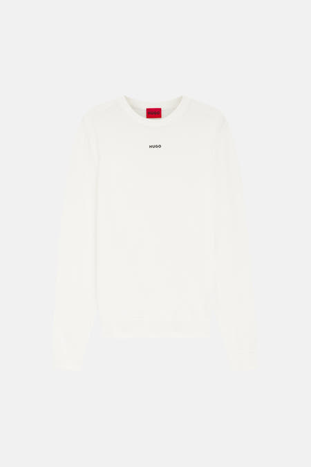 Pull écru à col rond de HUGO, avec un petit logo de la marque sur la poitrine et une étiquette rouge dans le cou.