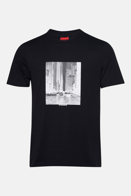 T-shirt noir à manches courtes de HUGO, avec une impression d'une vue de ville avec un bureau et une chaise.