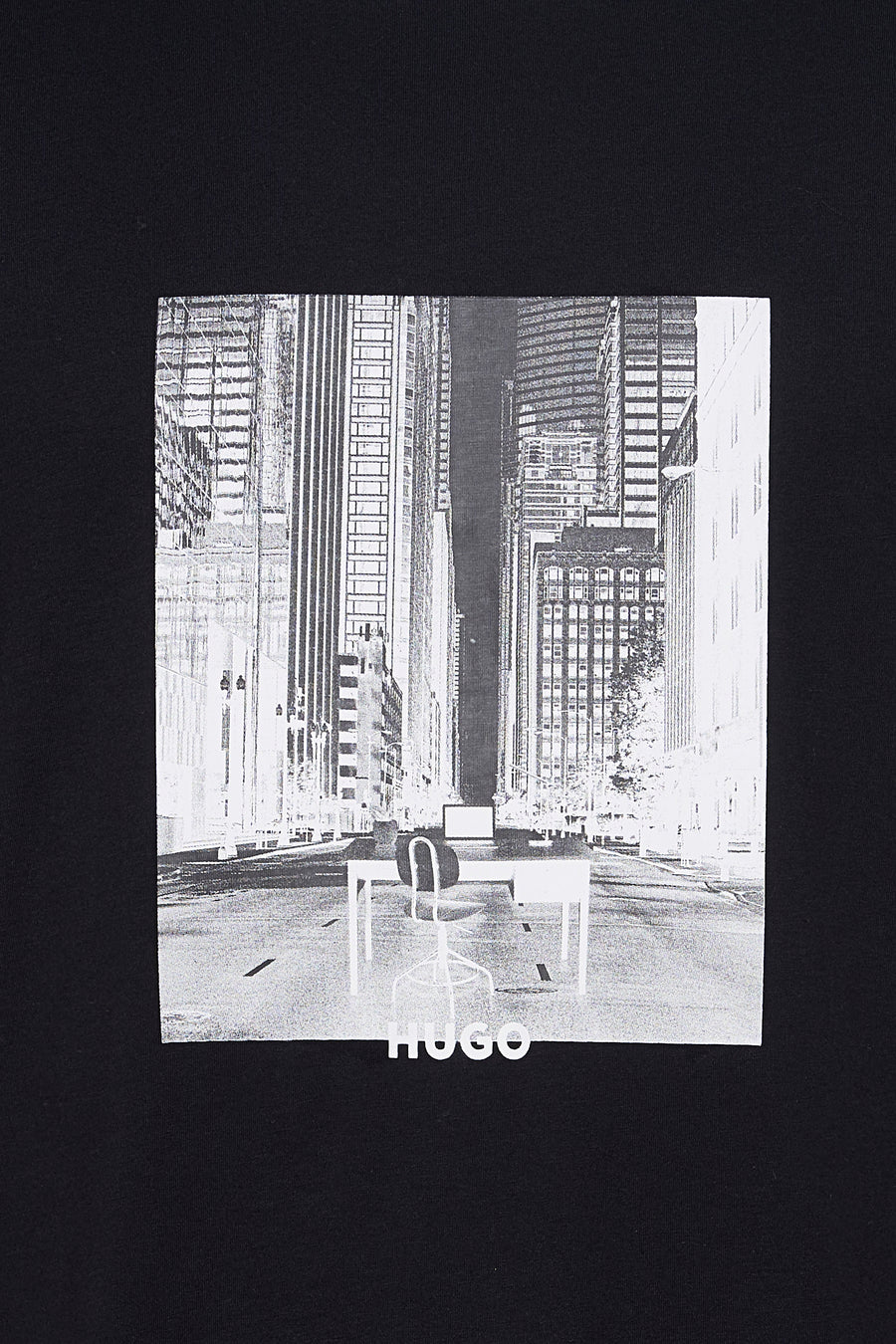 Zwart T-shirt met stadsprint en bureau.