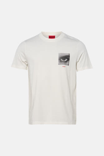 T-shirt blanc à manches courtes de HUGO, avec une image d'un œil et le nom de la marque en rouge.