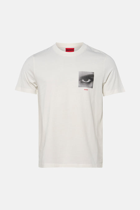 T-shirt blanc à manches courtes de HUGO, avec une image d'un œil et le nom de la marque en rouge.