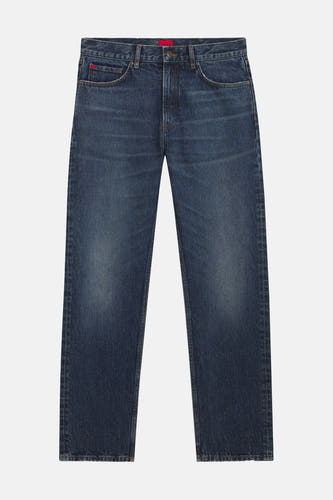 Jean droit en denim bleu foncé de HUGO, avec une poche arrière et une étiquette de marque rouge.