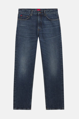 Jeans straight van donkerblauw denim van HUGO, met subtiele vervaging en rode accenten op de zak en tailleband.