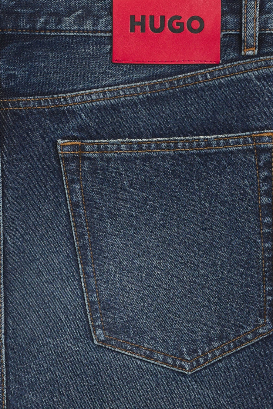 Rechte jeans van donkerblauw denim van HUGO, met een achterzak en rode merklabel.
