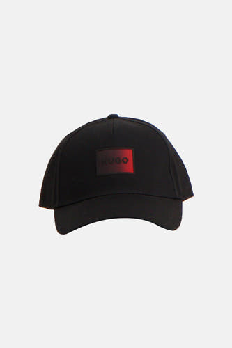 Casquette noire HUGO, avec une sangle réglable à l'arrière, simple et élégante.