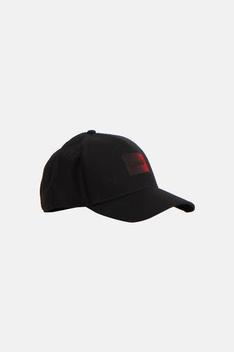 Casquette noire HUGO avec un logo rouge carré sur le devant, vue de profil.