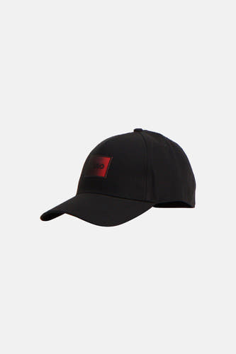 Casquette noire HUGO avec écusson logo rouge sur le devant, en gros plan.