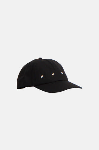 Casquette noire HUGO, avec les lettres 'HUG' brodées en blanc sur le devant.