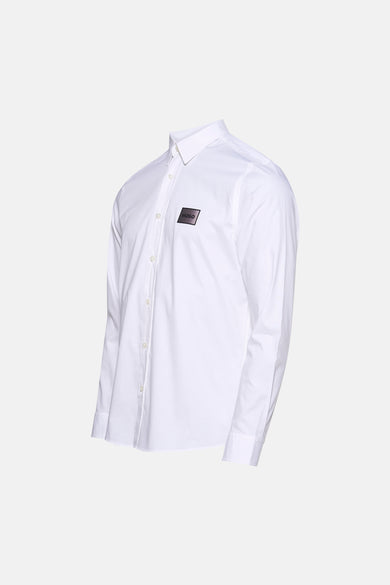 Chemise blanche à manches longues HUGO, avec un écusson logo sur la poitrine.