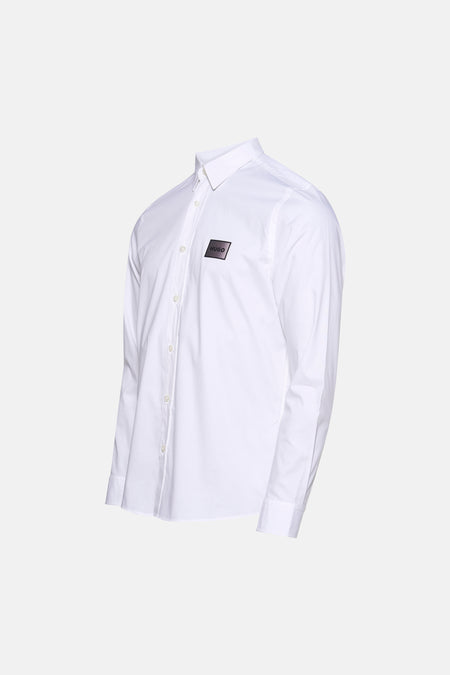 Chemise blanche à manches longues HUGO, avec un écusson logo sur la poitrine.
