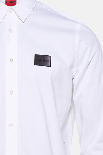 Chemise blanche à manches longues de HUGO, avec fermeture boutonnée et un écusson logo foncé sur la poitrine.