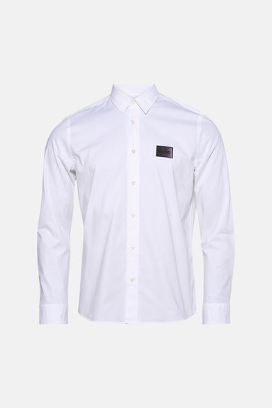 Chemise blanche à manches longues HUGO, ornée d'un écusson logo carré sur la poitrine.