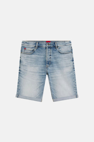 Short en jean bleu clair en denim de HUGO, avec une poche arrière plaquée et un patch de marque rouge HUGO en haut.