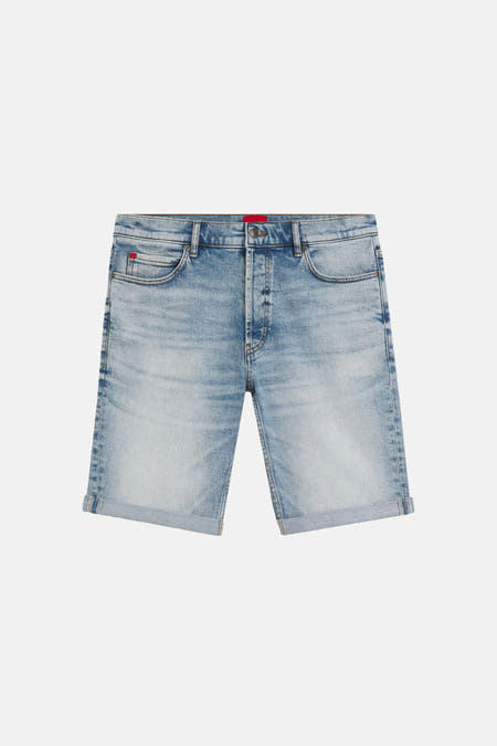 Short en jean bleu clair en denim de HUGO, avec une poche arrière plaquée et un patch de marque rouge HUGO en haut.