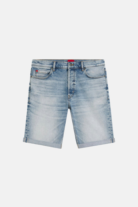 Short en jean bleu clair en denim de HUGO, avec une poche arrière plaquée et un patch de marque rouge HUGO en haut.