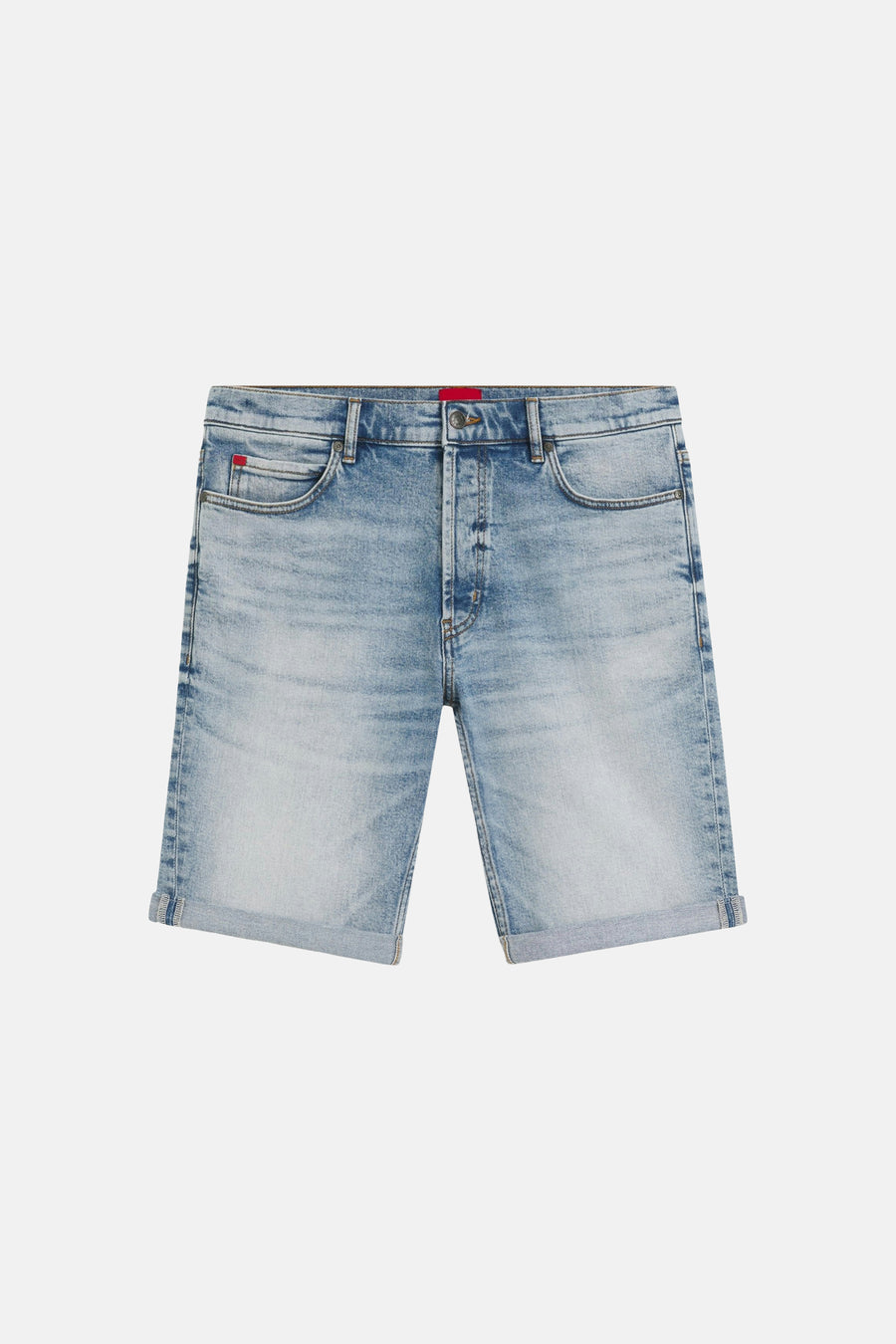 Short en jean bleu clair en denim de HUGO, avec une poche arrière plaquée et un patch de marque rouge HUGO en haut.