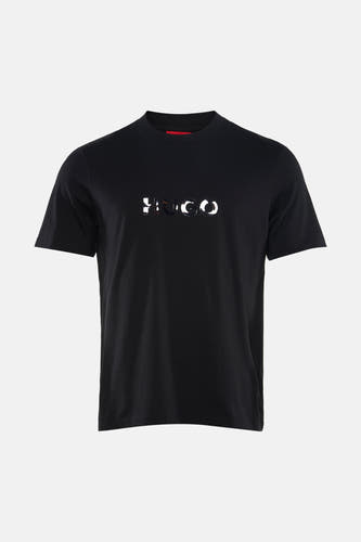 T-shirt noir à manches courtes de HUGO, porté avec un jean bleu et des baskets noires.