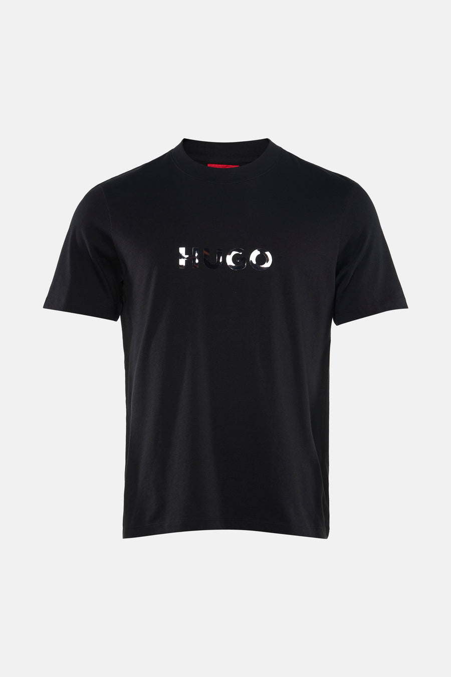 T-shirt noir à manches courtes de HUGO, porté avec un jean bleu et des baskets noires.