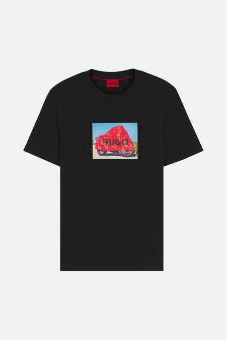 T-shirt noir de HUGO, avec un imprimé photo carré d'un scooter recouvert d'une housse rouge.