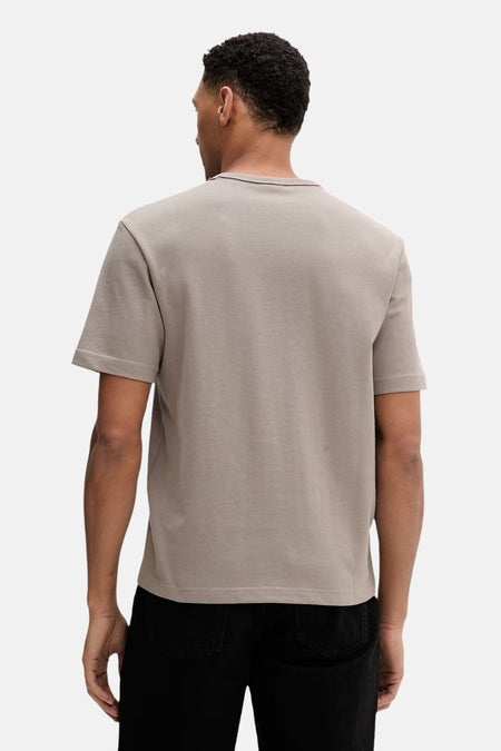Bruin T-shirt van HUGO, gezien van achteren, met korte mouwen en een effen ontwerp.