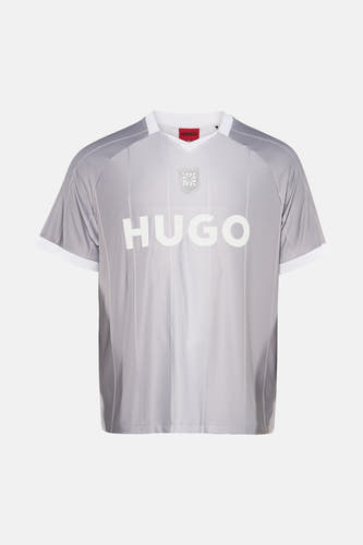 T-shirt gris rayé de HUGO avec col en V blanc, poignets de manches blancs et un logo blanc sur la poitrine.
